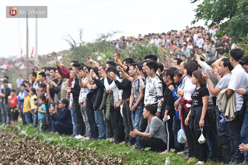 Hàng trăm thanh niên trai tráng lao vào giằng xé, giẫm đạp lên nhau để Cướp phết Hiền Quan lấy may
